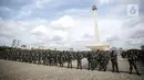 Prajurit TNI AD mengikuti Apel Gelar Pasukan Jajaran TNI AD di Lapangan Monas, Jakarta, Selasa (25/1/2022). Pasukan TNI AD dan Alutsista dipamerkan saat mengikuti gelar apel pasukan. (Liputan6.com/Faizal Fanani)