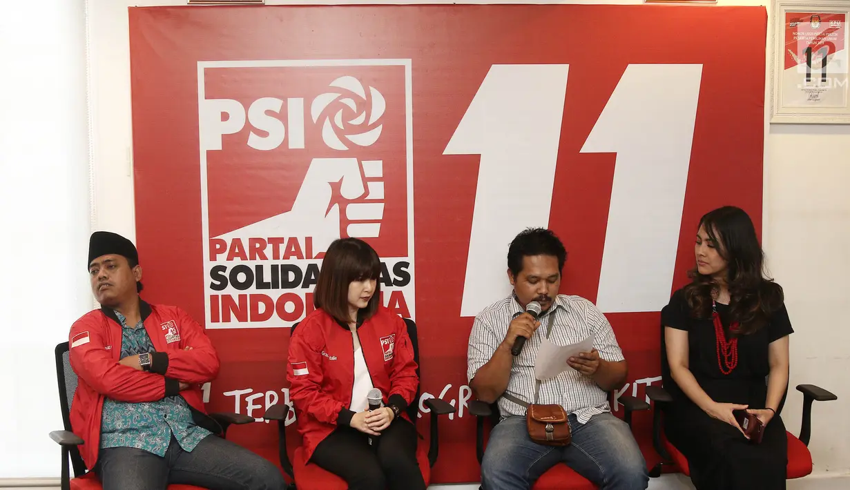 Penyebar fitnah dan foto hoax terhadap Ketua Umum Partai Solidaritas Indonesia (PSI) Grace Natalie, Taufan Pratama (dua kanan) saat konferensi pers permintaan maaf di Jakarta, Senin (19/11). (Liputan6.com/Herman Zakharia)