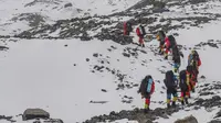 Tim pembangunan jalan membuat rute menuju sebuah kamp pada ketinggian 7.028 meter di Gunung Qomolangma atau Gunung Everest di Daerah Otonom Tibet, China, Minggu (10/5/2020). Tim beranggotakan personel dari Kementerian Sumber Daya Alam China dan tim pendakian gunung nasional. (Xinhua/Sun Fei)