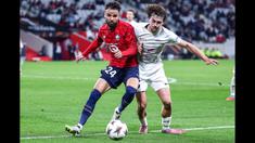 Pemain LOSC Lille, Calvin Verdonk (kiri) berebut bola dengan pemain SK Brann, Denzel De Roeve dalam laga Liga Europa 2025/2026 di Stade Pierre-Mauroy in Villeneuve-d'Ascq, Prancis, Kamis (25/09/2025) waktu setempat. (AFP/Sameer Al-Doumy)