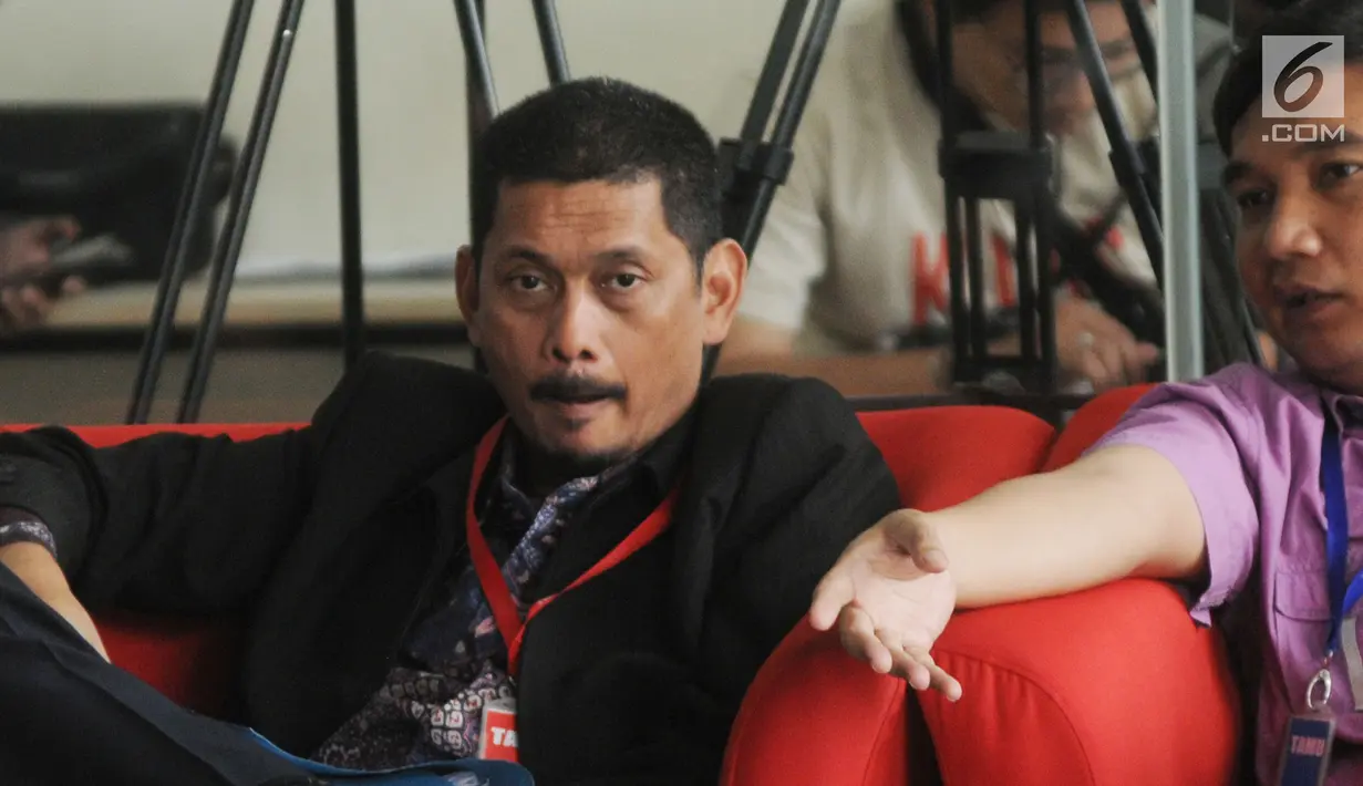 Direktur PT Industri Telekomunikasi Indonesia (INTI) Darman Mappangara berada di ruang tunggu KPK untuk menjalani pemeriksaan, Jakarta, Kamis (5/9/2019). Darman diperiksa sebagai saksi kasus dugaan suap proyek pengadaan pekerjaan baggage handling system (BHS) di 6 bandara. (merdeka.com/Dwi Narwoko)