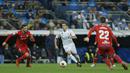 Aksi pemain Real Madrid, Lucas Vazquez (tengah) menerobos pertahanan Numancia pada laga Copa Del Rey di Santiago Bernabeu stadium, Madrid, (10/01/2018). Real Madrid unggul agregat 5-2 atas Numancia. (AP/Francisco Seco)