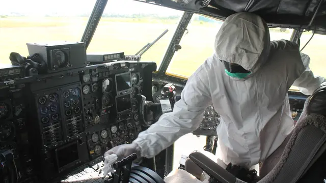 Pesawat C130 Hercules nomor ekor A-1333 dari Skadron Udara 32 Lanud Abdulrachman Saleh Malang didisinfektan di Lanud Raden Sadjad Natuna. (Istimewa)