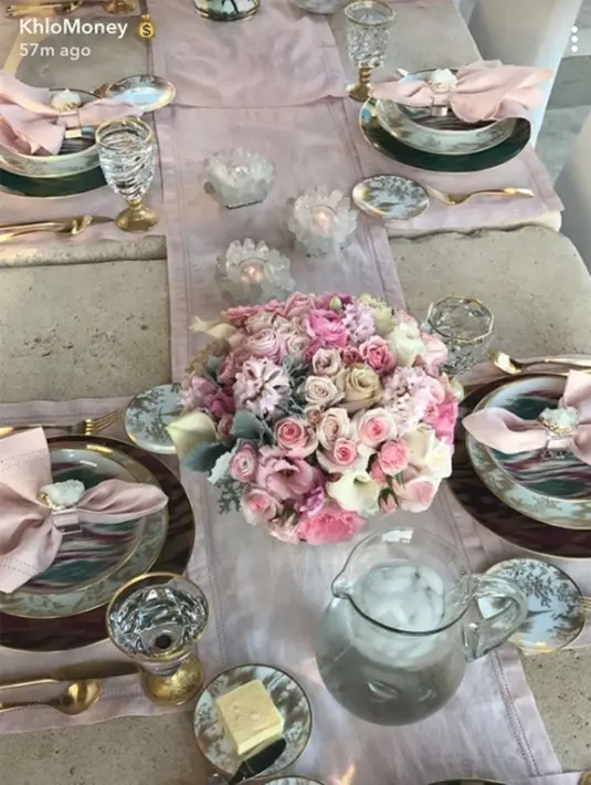 Hal itu terlihat dari sebuah unggahan Khloe Kardashian di Snapchat yang menunjukkan pesta berwarna merah muda. (Snapchat)