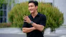 Tampil dalam balutan polo shirt, gaya Siwon Super Junior ini berhasil mencuri perhatian netizen. Dirinya terlihat begitu menawan dengan busana yang terbilang sederhana dan hanya memakai jam tangan pada penampilannya. (Liputan6.com/IG/@siwonchoi)