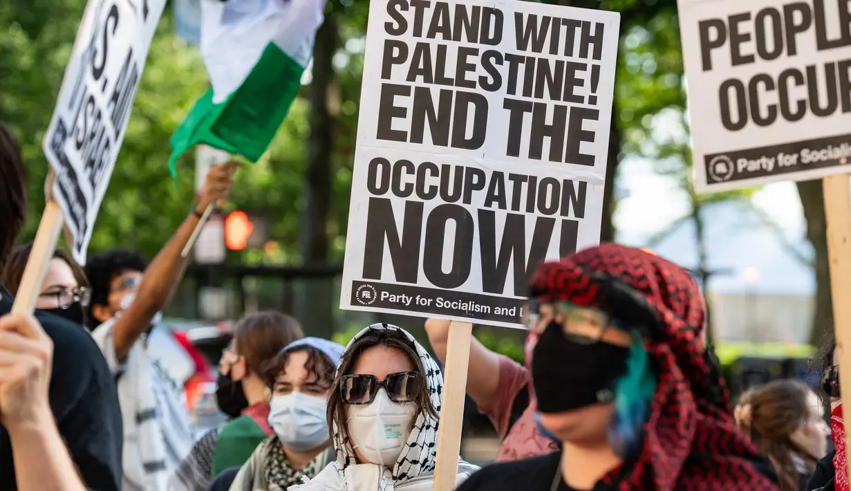 Para pengunjuk rasa pro-Palestina memegang papan-papan bertuliskan dukungan dalam sebuah aksi unjuk rasa di depan Massachusetts Institute of Technology (MIT) di Cambridge, Massachusetts, pada 28 Mei 2024. (Joseph Prezioso/AFP)