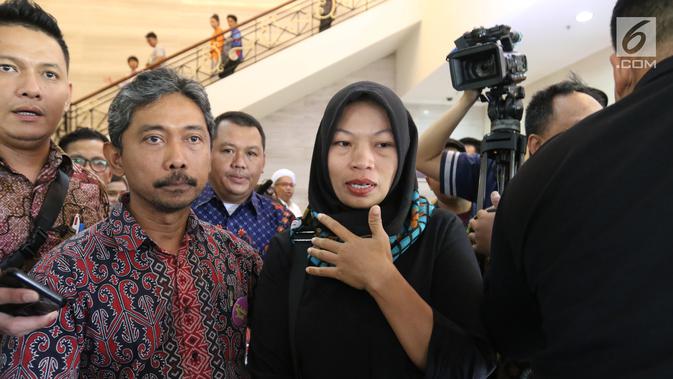 Terpidana kasus pelanggaran UU ITE, Baiq Nuril Maknun didampingi tim kuasa hukumnya mendatangi Kantor Staf Presiden di Kompleks Istana Kepresidenan, Senin (15/7/2019). Kedatangan Baiq Nuril untuk menyerahkan surat pengajuan amnesti ke Presiden Joko Widodo (Jokowi). (Liputan6.com/Angga Yuniar)