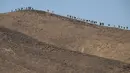 Sejumlah pelari berkompetisi pada stage kedua Marathon des Sables 2023 yang menempuh antara Oued Tijekht hingga Jebel El Otfal di Gurun Sahara, Maroko, 24 April 2023. Ajang yang berlangsung dari 21 April hingga 1 Mei 2023 tersebut diikuti oleh 1200 pelari dan akan menempuh 250 km. (AFP/Jean-Philippe Ksiazek)