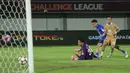 Pemain Dewa United, Egy Maulana Vikri (kanan) saat melesakkan bola ke gawang Tainan City FC pada matchday kedua Grup E AFC Challange League 2025-2026 di Stadion Indomilk Arena, Tangerang, Banten, Rabu (29/10/2025) malam WIB. Pada menit ke-38, Egy Maulana berhasil mencatatkan nama di papan skor. Gol Egy tercipta lewat umpan matang Messidoro.  (Bola.com/M Iqbal Ichsan)