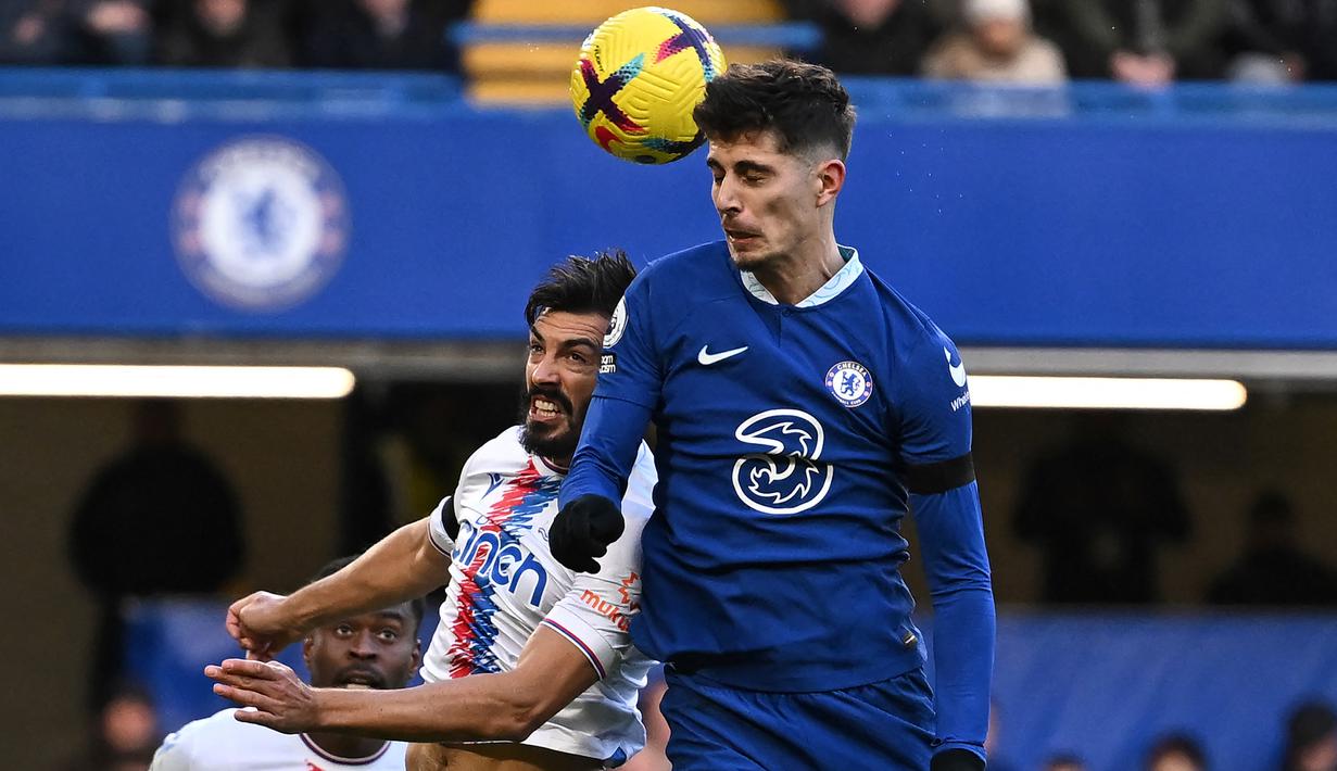 Gelandang Chelsea, Kai Havertz (kanan) berduel udara dengan bek Crystal Palace pada laga Liga Inggris 2022/2023 di Stamford Bridge, London (15/1/2023). Kai Havertz didatangkan Arsenal dari Chelsea untuk mengarungi musim 2023/2024 dengan mahar 70 juta euro atau setara Rp1,1 triliun dengan durasi kontrak selama 5 tahun hingga 30 Juni 2028. (AFP/Ben Stansall)