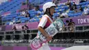 Skater Jepang Momiji Nishiya keluar dari arena setelah memenangkan final street skateboarding putri Olimpiade Tokyo 2020 di Tokyo, Jepang, 26 Juli 2021. Momiji merupakan atlet skateboard kelahiran Jepang yang baru akan genap berusia 14 tahun pada 30 Agustus 2020 mendatang. (AP Photo/Ben Curtis)