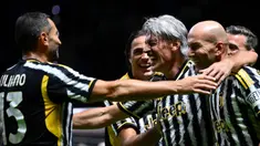 Juventus mulai diambilalih oleh Keluarga Agnelli lewat Edoardo Agnelli, putra pendiri FIAT Giovanni Agnelli pada bulan Juli 1923 yang akhirnya mengubah jalannya sejarah sepak bola Italia. Kini tepat 100 tahun Juventus diakuisisi oleh Keluarga Agnelli, pihak klub mengadakan perayaan istimewa bertajuk "Together, a Black & White Show", di mana salah satu agenda menariknya adalah pertandingan mini soccer 7 lawan 7, Rabu (11/10/2023) dini hari WIB yang diikuti para legenda Juventus, seperti Angelo Peruzzi, Antonio Conte, Fabrizio Ravanelli hingga Alessandro Del Piero. Di posisi pelatih, tim putih ditangani duo Michel Platini dan Zinedine Zidane, sementara di kubu hitam diarsiteki duet Marcello Lippi dan Gianluca Pessotto. (AFP/Marco Bertorello)