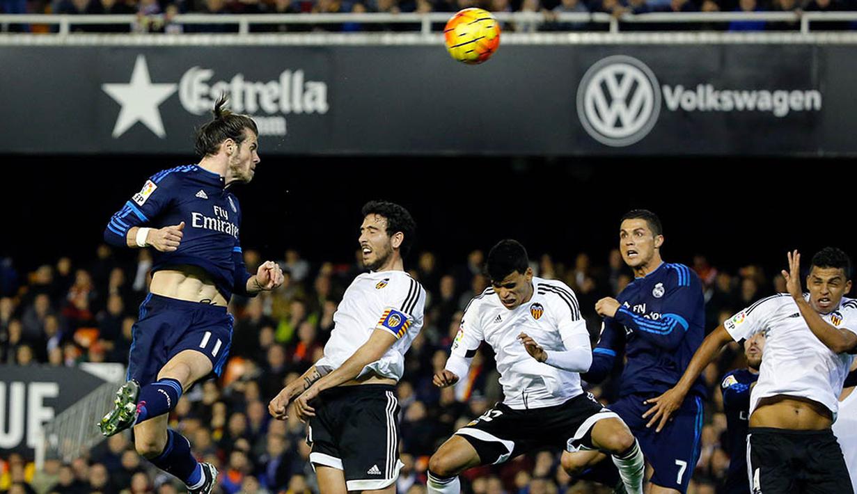 Proses terjadinya gol yang dicetak pemain Real Madrid, Gareth Bale, ke gawang Valencia pada laga La Liga Spanyol. Pada pertandingan itu penguasaan bola Madrid sebanyak 51 persen. (EPA/Juan Carlos Cardenas)