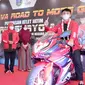 Gubernur Jatim Khofifah melepas Mario Aji untuk berlaga di Moto3 GP 2022. (Dian Kurniawan/Liputan6.com)