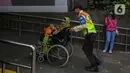 Selain fasilitas, KAI Commuter Line juga menyiagakan petugas di lapangan untuk membantu dan memberi layanan khusus bagi disabilitas dan para lanjut usia. (Liputan6.com/Angga Yuniar)