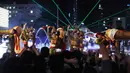 Penari Rampak Beduk saat tampil pada acara Transisi Perayaan Imlek 2577 Kongzili menuju Ramadan 1447 H di kawasan Bundaran Hotel Indonesia (HI), Jakarta, Selasa (17/2/2026). (Kapanlagi.com/Budy Santoso)