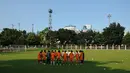 Sejumlah pemain Persipura berdoa jelang melakukan latihan di Lapangan C Senayan, Jakarta, Selasa (5/5/2015). Latihan tersebut merupakan persiapan jelang AFC 2015 di Bengaluru, India, 12 Mei mendatang. (Liputan6.com/Helmi Fithriansyah)