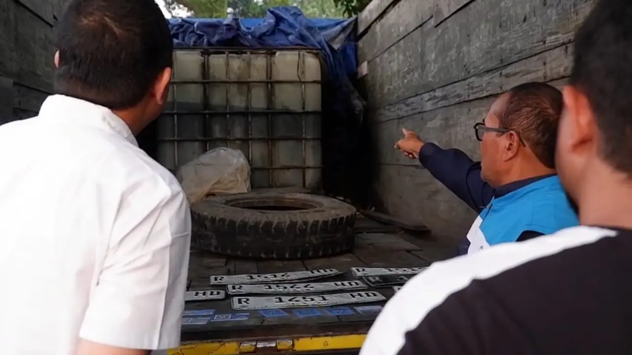 Warga Demak mengakali pembelian solar subsidi. (Liputan6.com/Arief Pramono)