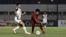 Striker Timnas Indonesia U-16, Ahmad Athallah, berebut bola dengan pemain Brunei Darussalam pada laga babak Kualifikasi Piala AFC U-16 2020 di Stadion Madya, Jakarta, Jumat (20/9). Indonesia menang 8-0 atas Brunei. (Bola.com/Yoppy Renato)