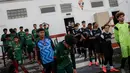 <p>Para pemain Korea-Korea Selecao dan Vitoria Clube de Lisboa sebelum pertandingan di mulai. Tampak wajah tegang terpancar di pemain Korea-Korea Selecao karena pertandingan ini merupakan ujicoba perdana di Portugal.</p>
