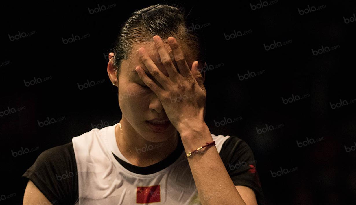 Pebulutangkis tunggal putri China, Wang Yi Han, membersihkan keringatnya saat semifinal BCA Indonesia Open di Istora Senayan, Jakarta, Sabtu (4/6/2016). (Bola.com/Vitalis Yogi Trisna)