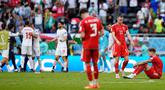 Pemain Wales Gareth Bale (kedua kanan) bersama rekan setimnya pada akhir pertandingan sepak bola Grup B Piala Dunia 2022 antara Wales dan Iran di Stadion Ahmad Bin Ali, Al Rayyan, Qatar, Jumat (25/11/2022). Iran mengalahkan Wales dengan skor 2-0. (AP Photo/Pavel Golovkin)