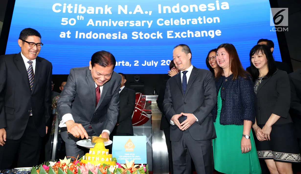 CEO Citi Indonesia Batara Sianturi memotong tumpeng sebagai tanda dimulainya perdagangan saham di Bursa Efek Indonesia, Senin (2/7). Kegiatan ini merupakan rangkaian perayaan 50 tahun dedikasi Citi untuk Indonesia. (Liputan6.com/HO/Budi)