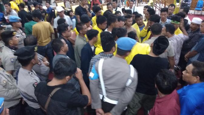 Mahasiswa Aceh Barat mengheningkan cipta sesaat sebagai bentuk belasungkawa terhadap La Randy, yang ditabal sebagai sang martir (Liputan6.com/Rino Abonita)
