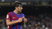 Sergi Roberto. Gelandang berusia 29 tahun ini memasuki musim ke-12 bersama Barcelona musim ini dan telah bermain dalam 6 laga musim ini dengan mencetak 2 gol dan 1 assist. Total ia telah bermain dalam 310 laga bersama Blaugrana di semua ajang dengan mencetak 37 gol dan 31 assist. (AFP/Josep Lago)