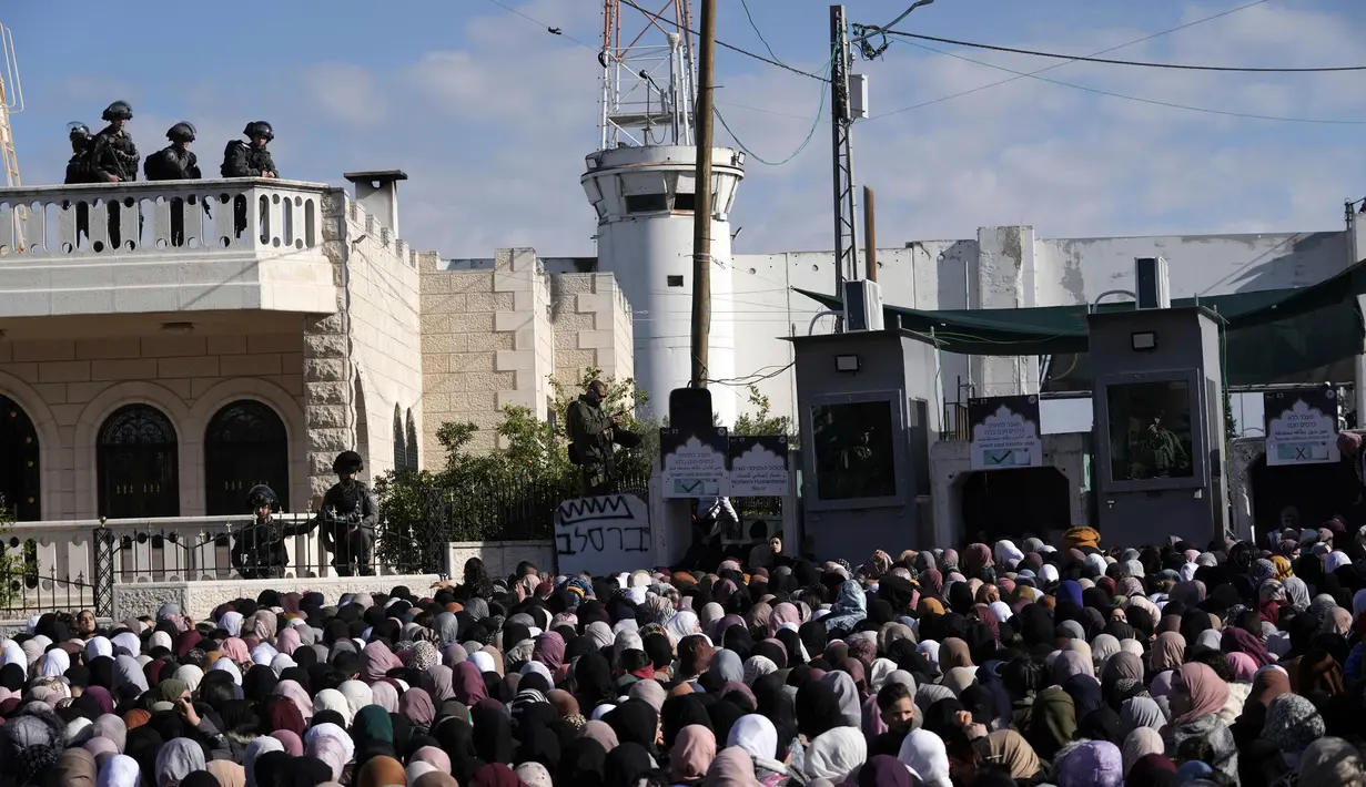 Ribuan warga muslim yang berduyun-duyun ke Masjid Al Aqsa mendapat pengamanan ketat dari aparat Israel. (AP Photo/Mahmoud Illean)