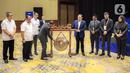 Menpora Zainudin Amali (tengah kiri) disaksikan Ketua Umum KONI Pusat Marciano Norman (kedua kiri) dan Ketua Umum PSSI Mochamad Iriawan (tengah kanan) memukul gong saat membuka Kongres Biasa PSSI 2023 di Jakarta, Minggu (15/1/2023). Kongres Biasa PSSI 2023 membahas beberapa agenda di antaranya Komite Pemilihan (KP) dan Komite Banding Pemilihan (KBP). (Liputan6.com/Faizal Fanani)
