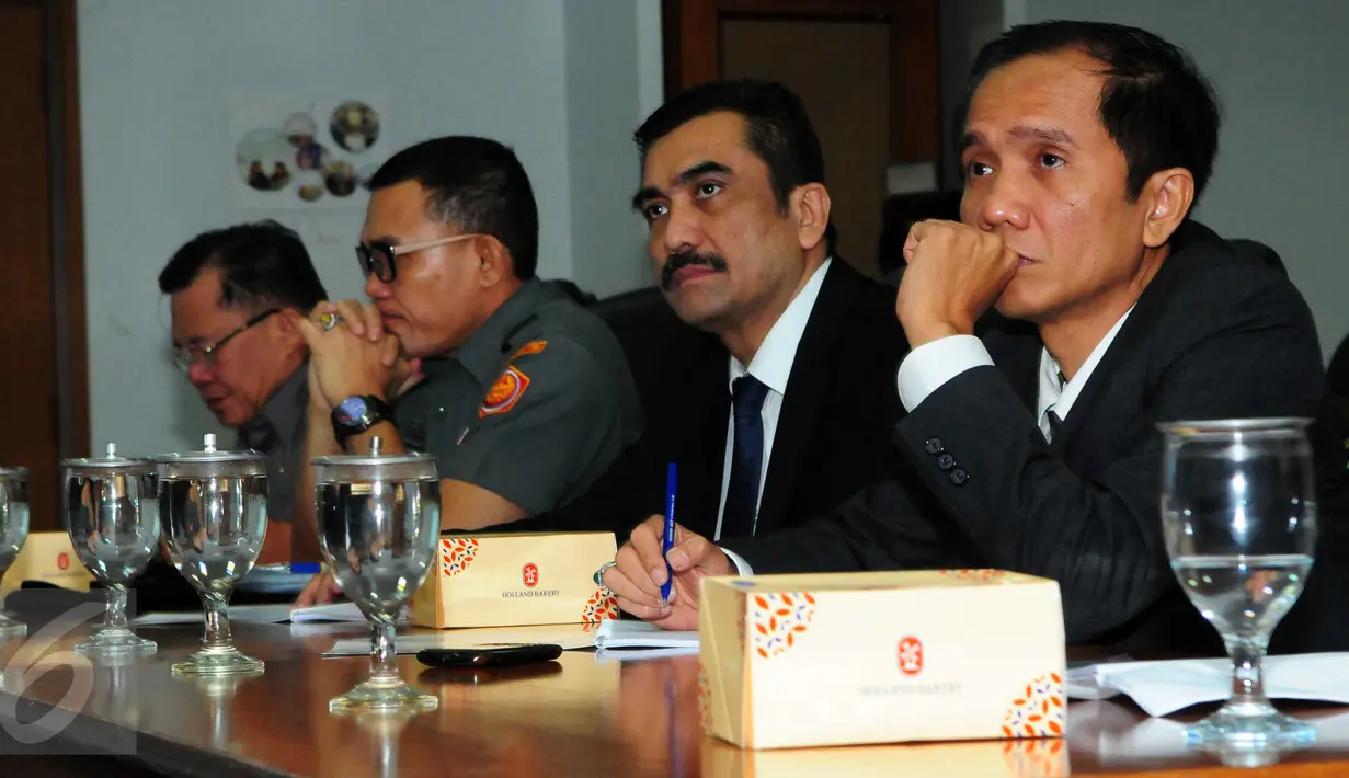 Ketua Komnas HAM, Nur Kholis (kanan) saat menghadiri launching Laporan Situasi Pembela HAM di Kantor Komnas HAM, Jakarta, Selasa (15/9/2015). Menurut Nur Kholis para pembela HAM belum mendapatkan perlindungan dari negara. (Liputan6.com/Helmi Afandi)