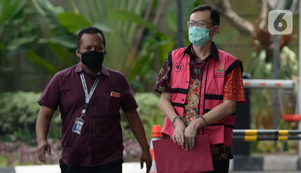Komisaris PT Hanson International Tbk (MYRX), Benny Tjokrosaputro akan menjalani pemeriksaan di Gedung KPK, Jakarta, Kamis (19/3/2020). Benny diperiksa sebagai tersangka kasus  korupsi di PT Asuransi Jiwasraya (Persero) diperkirakan kerugian negara mencapai Rp 13,7 triliun. (merdeka.com/Dwi Narwoko)