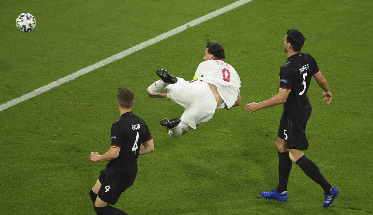 Jerman bahkan tertinggal lebih dulu ketika babak pertama baru berjalan 11 menit. Kapten Hungaria, Adam Szalai, mencetak gol lewat sundulan dengan memanfaatkan umpan lambung dari tandemnya di barisan depan, Roland Sallai.  (Foto: AP/Pool/Matthias Hangst)