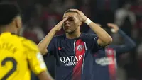 Reaksi penyerang PSG, Kylian Mbappe usai kalah dari Borussia Dortmund pada leg kedua semifinal Liga Champions 2023/2024 di Parc des Princes, Rabu dini hari WIB (8/5/2024). (AP Photo/Lewis Joly)