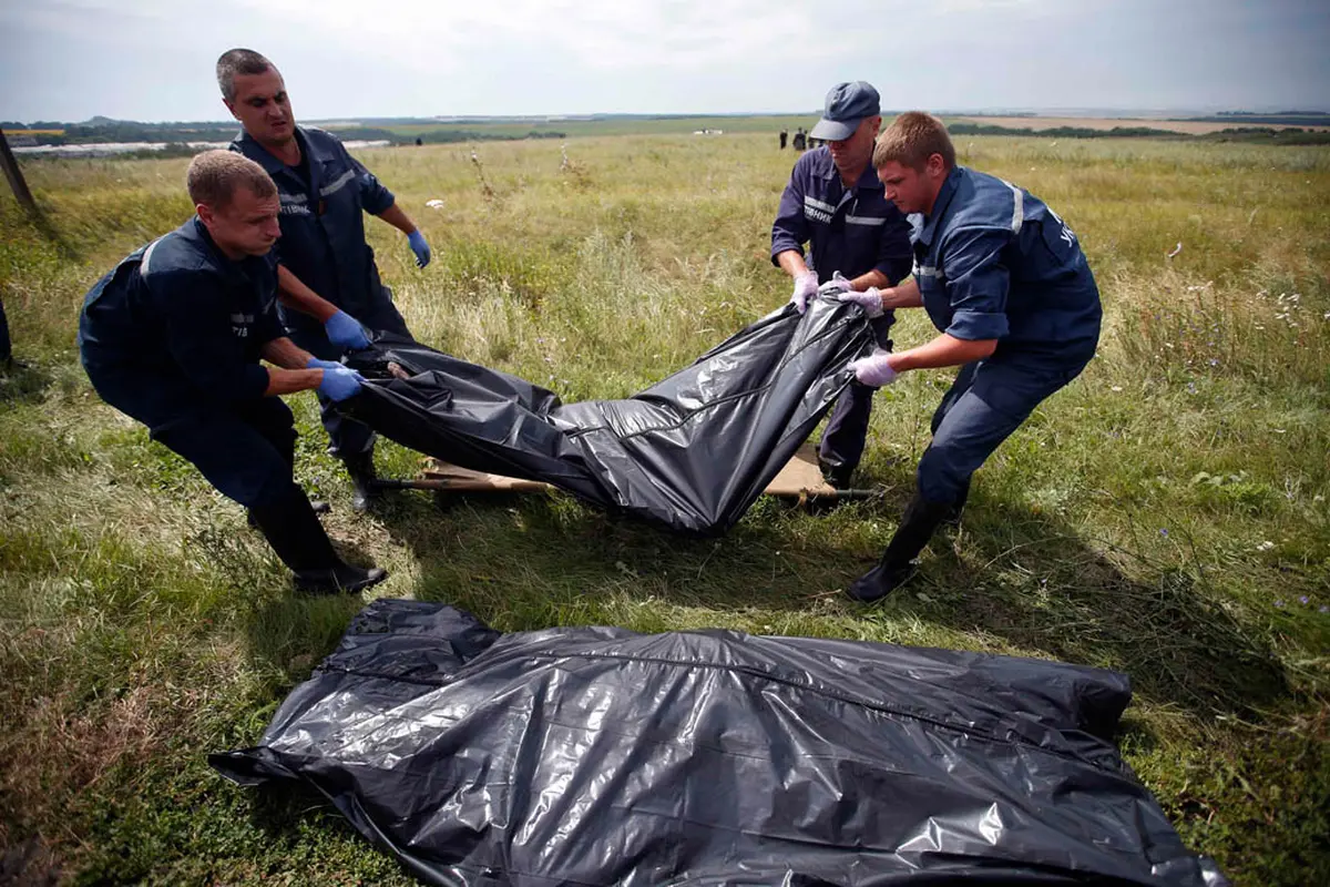 Proses Evakuasi Jenazah Korban Pesawat MH 17 