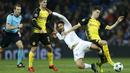Gelandang Real Madrid, Dani Ceballos, berebut bola dengan gelandang Dortmund, Christian Pulisic, pada laga Liga Champions di Stadion Santiago Bernabeu, Madrid, Rabu (6/12/2017). Madrid menang 3-2 atas Dortmund. (AP/Francisco Seco)