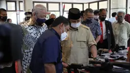 Menteri Pertahanan Prabowo Subianto (kanan) mendampingi Perdana Menteri Malaysia Dato' Sri Ismail Sabri Yaakob saat mengunjungi kantor pusat PT Pindad (Persero) di Bandung, Jawa Barat, Kamis (11/11/2021). (Foto: Tim Dokumentasi Menhan Prabowo)