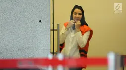 Bupati Kukar nonaktif, Rita Widyasari usai menjalani pemeriksaan di gedung KPK Jakarta, Jumat (19/1). Rita diperiksa sebagai tersangka dugaan TPPU senilai Rp 436 miliar terkait izin perkebunan kelapa sawit. (Liputan6.com/Helmi Fithriansyah)