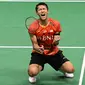 Tunggal putra Indonesia Jonatan Christie merayakan kemenangannya melawan Kenta Nishimoto dari Jepang pada pertandingan final Hong Kong Open 2023 di Hong Kong Coliseum, Kowloon, Minggu, 17 September. Jojo menang rubber game&nbsp;12-21, 22-20, dan 21-18. (Peter TAMAN / AFP)