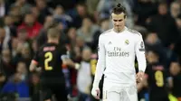 Penyerang Real Madrid, Gareth Bale, tampak lesu usai ditaklukkan Manchester City pada laga liga Champions di Stadion Santiago Bernabeu, Rabu(26/2/2020). Manchester City menang dengan skor 2-1. (AP/Manu Fernandez)