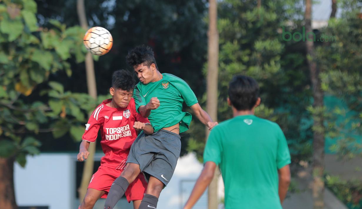 Duel pemain Timnas Indonesia U-16 dan pemain Top Skor U-16  pada laga uji coba di Lapangan Atang Sutresna, Cijantung, Kamis (10/5/2018). Tim Top Skor U-16 menang 2-0 atas Timnas Indonesia U-16. (Bola.com/Nick Hanoatubun)