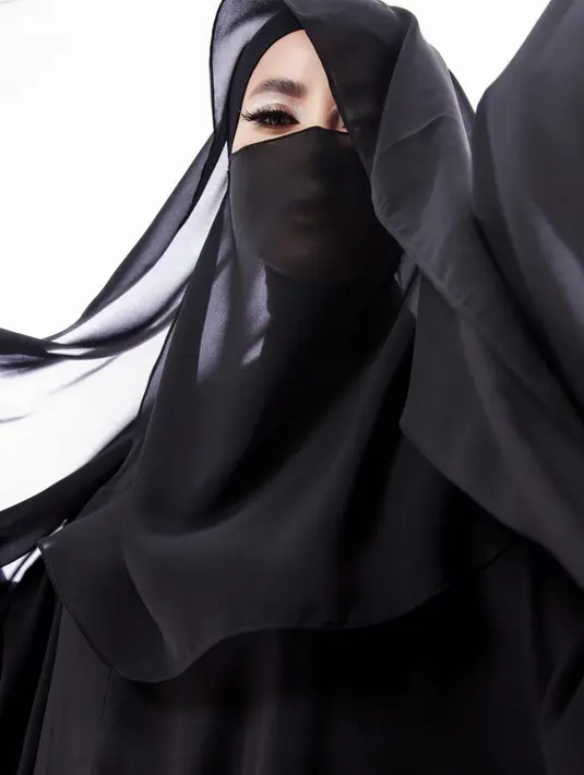 Namun, Olla Ramlan tampil dengan gaya misterius kenakan outfit serba hitam di pemotretan terbaru. [@ollaramlan]