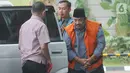 Swasta penyuap Bupati Indramayu Supendi, Carsa AS mengenakan rompi tahanan tiba di Gedung KPK, Jakarta, Jumat (13/11/2019). Carsa AS diperiksa sebagai saksi untuk tersangka Bupati Indramayu, Supendi mendalami aliran dana suap. (merdeka.com/Dwi Narwoko)