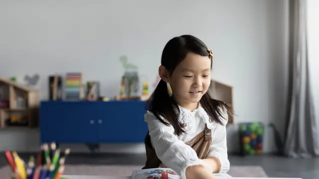 Salah satu dilema yang sering muncul dalam pengajaran bahasa asing pada anak adalah waktu yang tepat untuk memulainya.