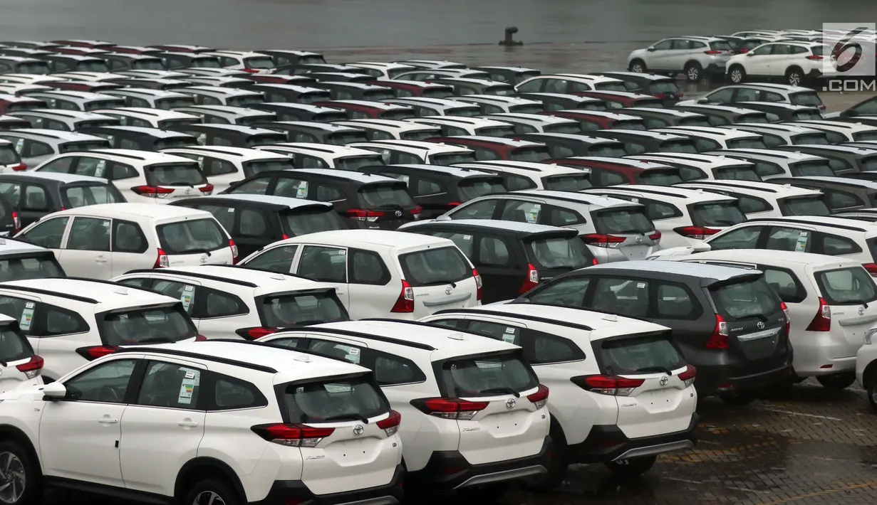 Mobil siap ekspor terparkir di PT Indonesia Kendaraan Terminal, Jakarta, Rabu (27/3). Pemerintah berencana memacu ekspor industri otomotif dengan harmonisasi skema PPnBM, yaitu tidak lagi dihitung dari kapasitas mesin, tapi pada emisi yang dikeluarkan kendaraan bermotor.  (Liputan6.com/Johan Tallo)