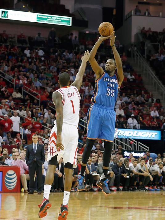 Pemain Oklahoma City Thunder Kevin Durant (kanan) melempar bola kearah ring saat pertandingan NBA kuartal ketiga di Toyota Center, Amerika Serikat, (2/11/2015). Rockets menang 110 - 105 atas Thunder. (Reuters/ Thomas B. Shea)