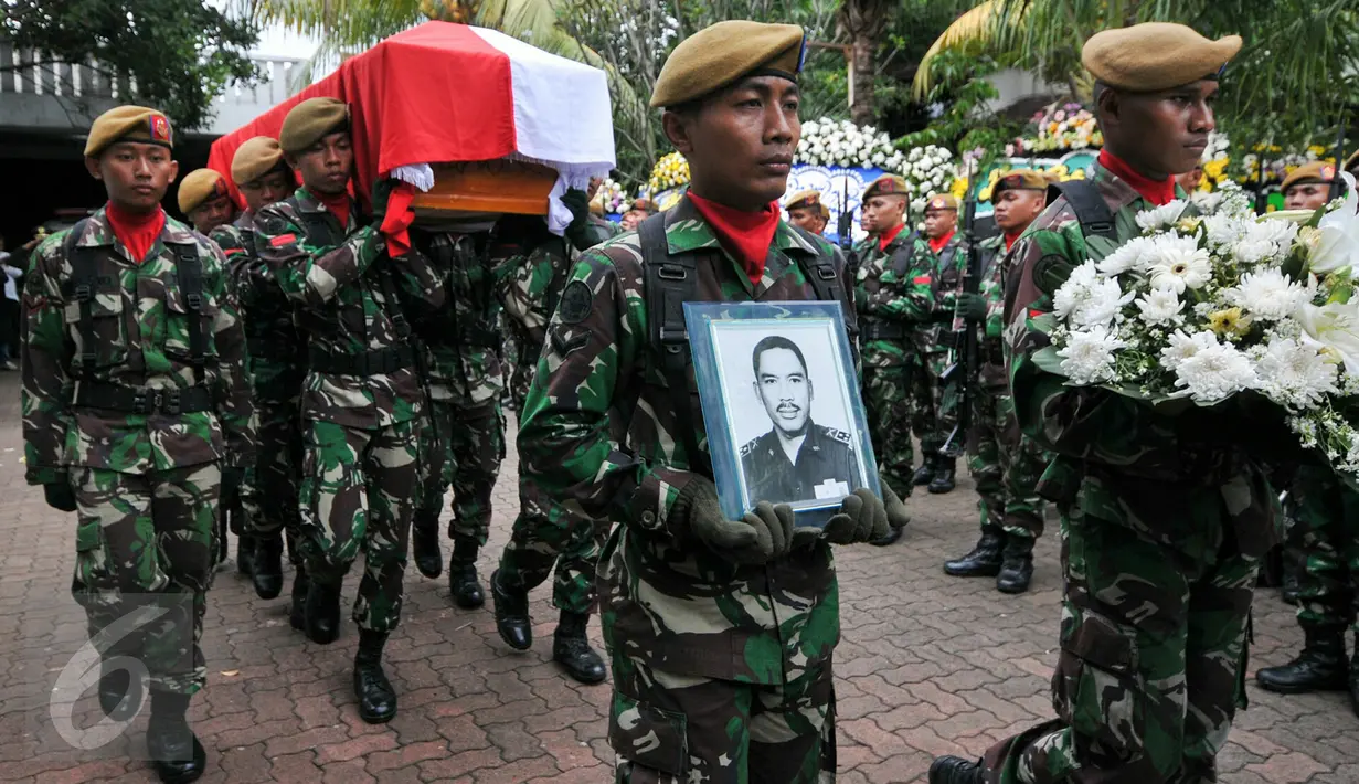 Tokoh Partai Golkar, Suhardiman meninggal dunia pada Minggu 13 Desember kemarin, Jakarta, Senin (14/12/2015). Almarhum disemayamkan dengan cara militer dan dimakamkan di pemakaman Evegreen, Bogor, Jawa Barat. (Liputan6.com/Yoppy Renato)