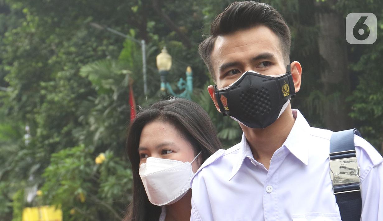 Pegiat media sosial Adam Deni Toba tiba di Polda Metro Jaya, Jakarta, Sabtu (14/08/2021).  Kedatangan Adam Deni untuk menghadiri proses mediasi dengan I Gede Ary Astina alias Jerinx dalam menyelesaikan kasus dugaan pengancaman. (Liputan6.com/Herman Zakharia)