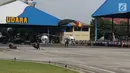 Prajurit Polairud mendarat usai melakukan atraksi terjun payung pada peringatan HUT ke-67 Korps Polisi Air dan Udara di Lapangan Udara Pondok Cabe, Tangerang Selatan, Selasa (5/12). Aksi dilakukan menggunakan pesawat Casa 212. (Liputan6.com/Faizal Fanani)